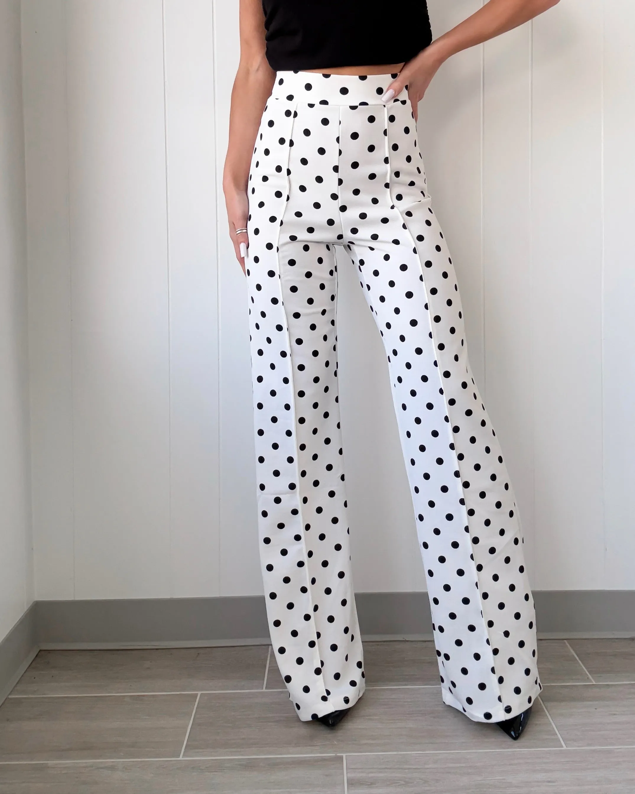 Business oder Vergnügen Plisseé-Flare-Hose - Punktemuster