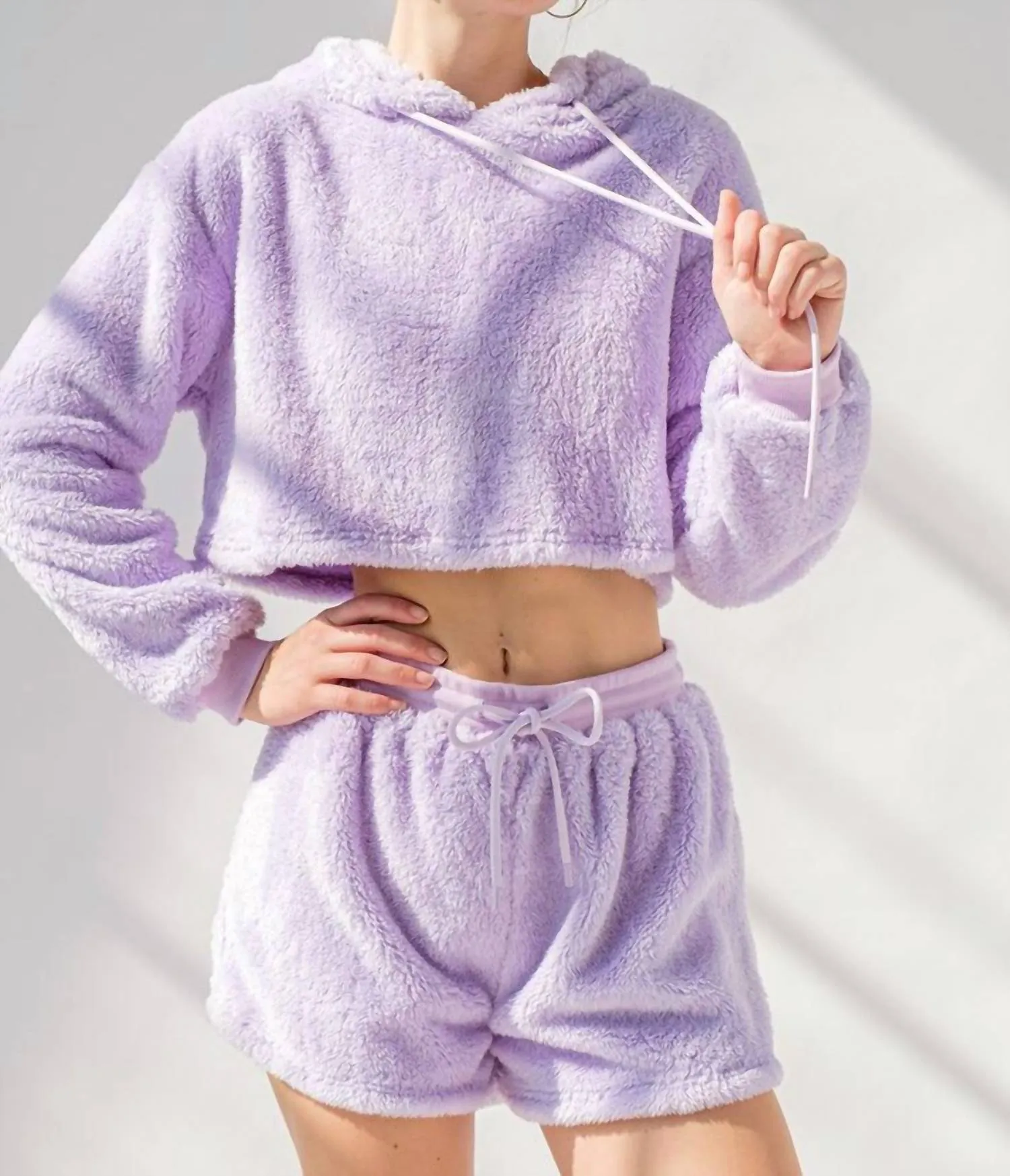 Fuzzy Cropped Hoodie Und Shorts Set In Lavendel
