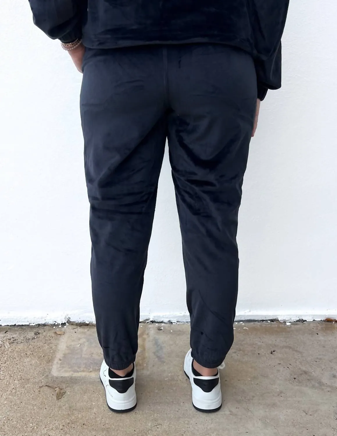 Go Out With A Bang Pullover   Jogger-Set in Schwarz