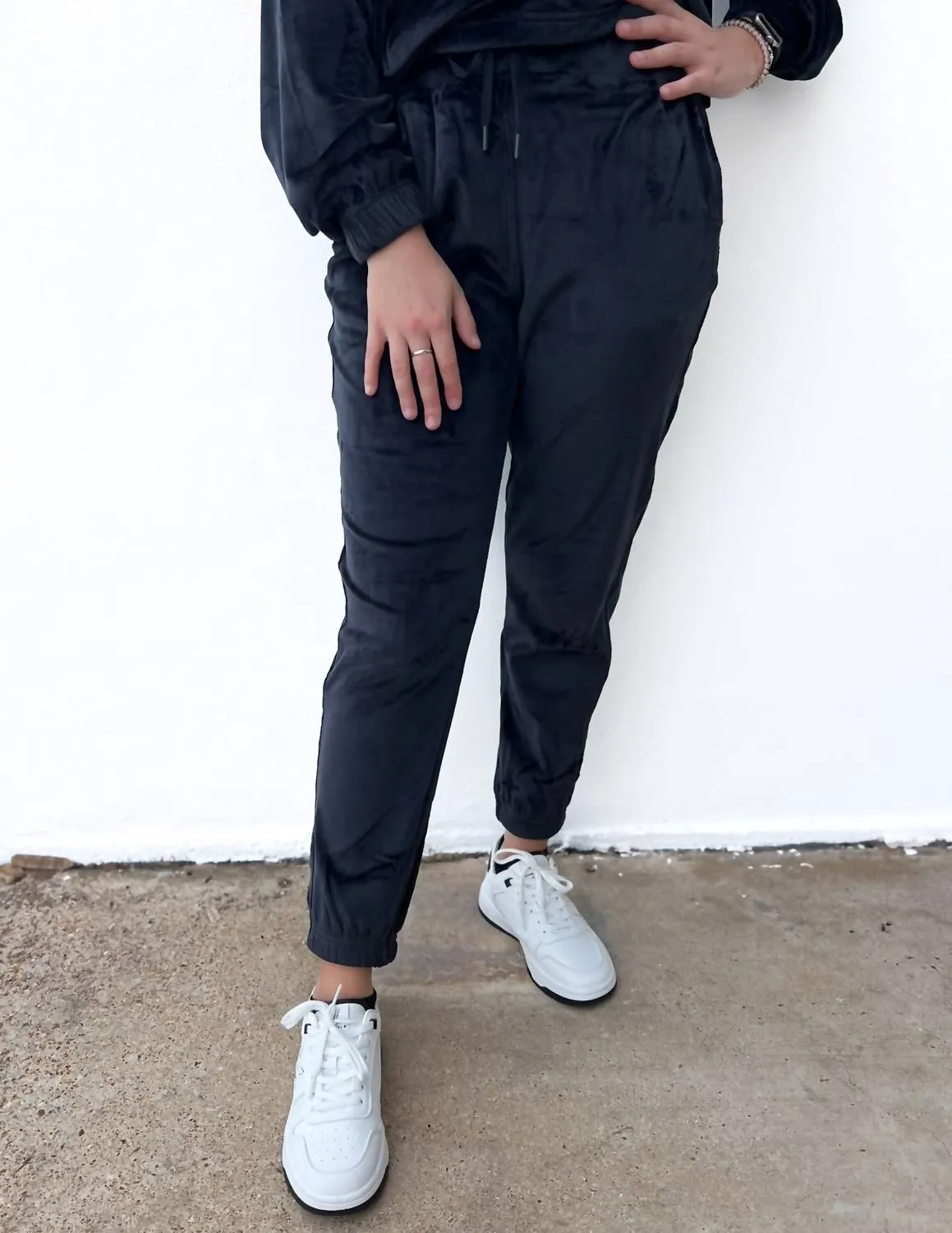 Go Out With A Bang Pullover   Jogger-Set in Schwarz