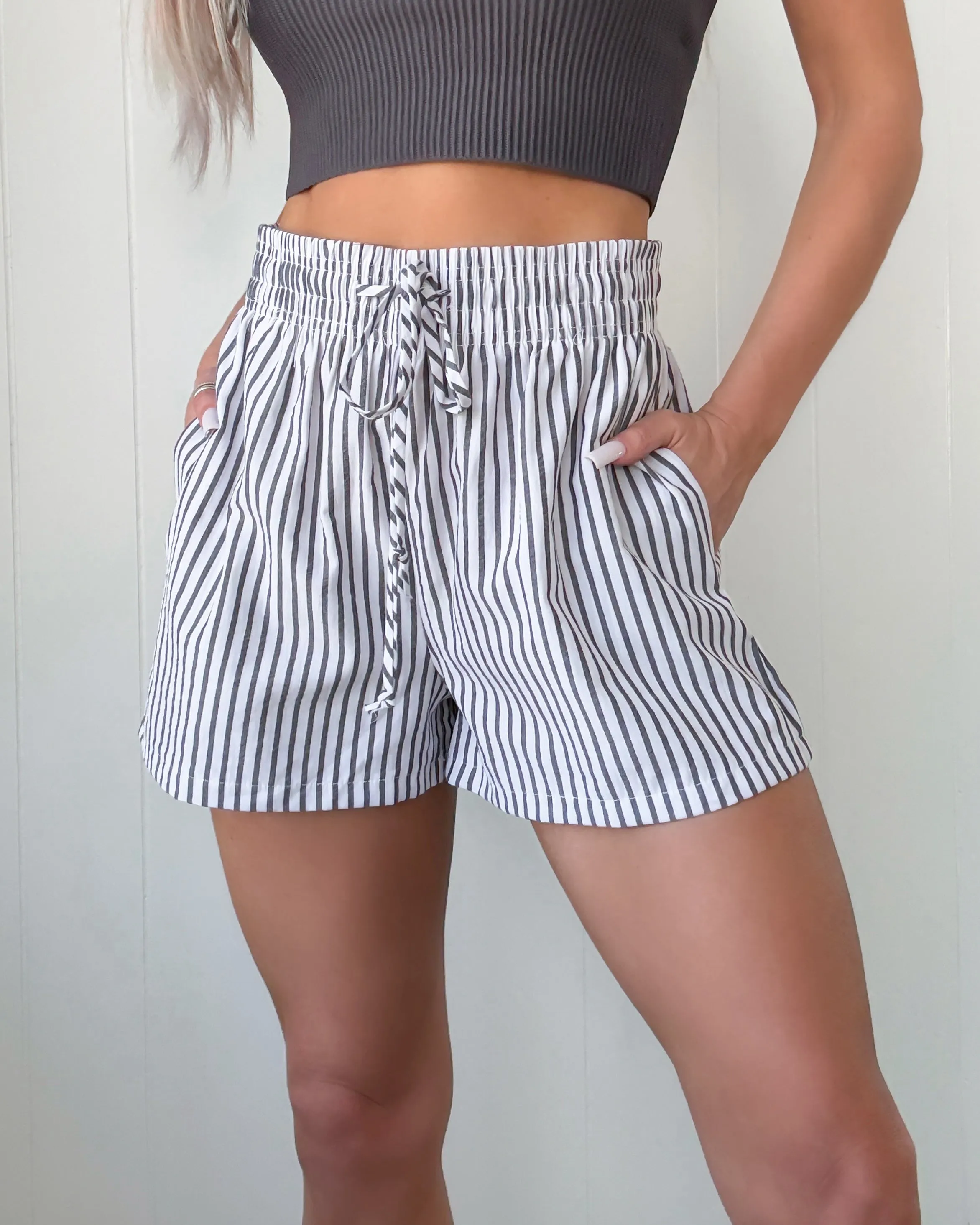 Nautischer Charme Gestreifte Krawatten-Shorts - Schwarz