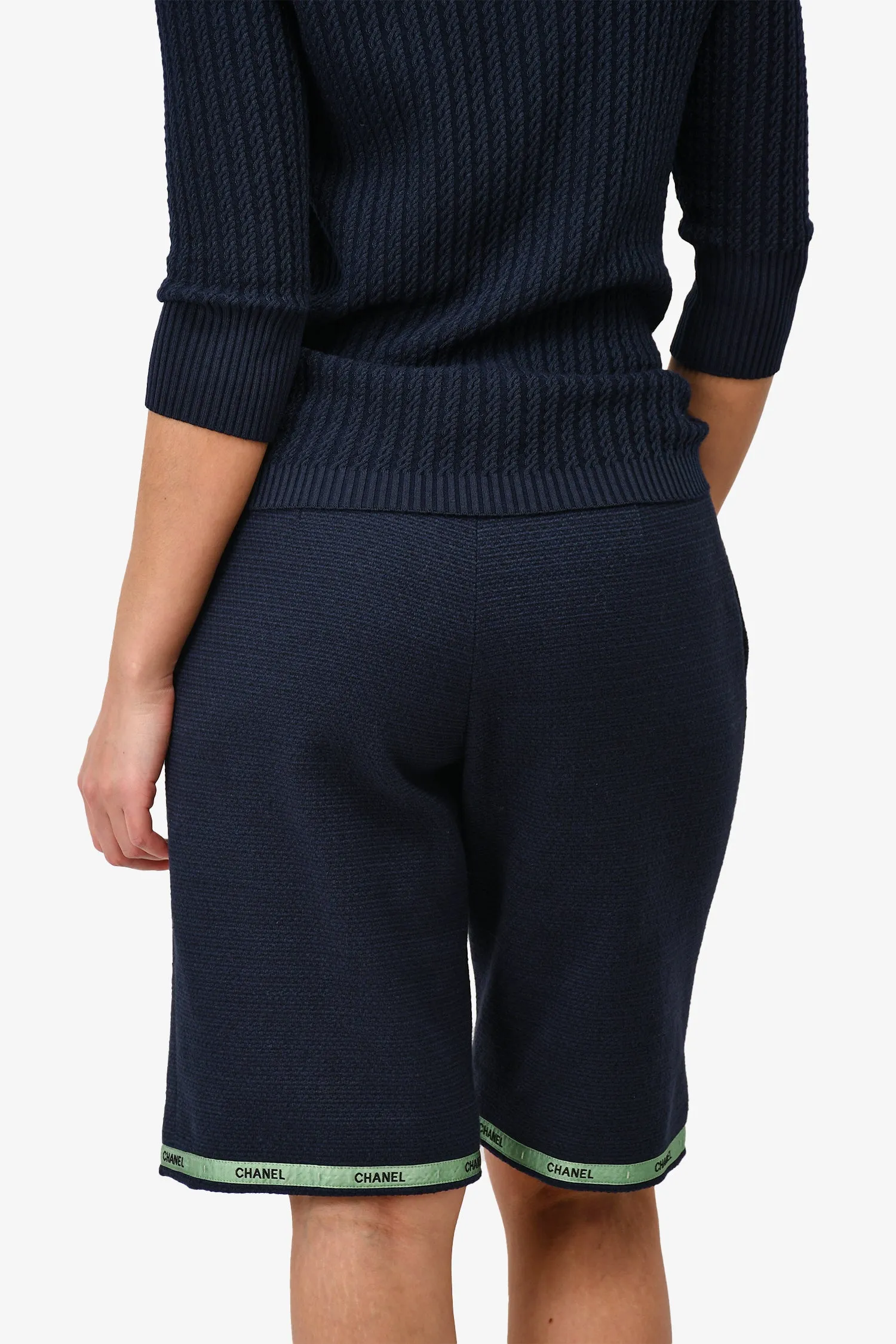 Vorgetragene Chanel™ 2019 Marineblaue Baumwoll-Tweed-Langshorts mit grünem Bandsaum Größe 42