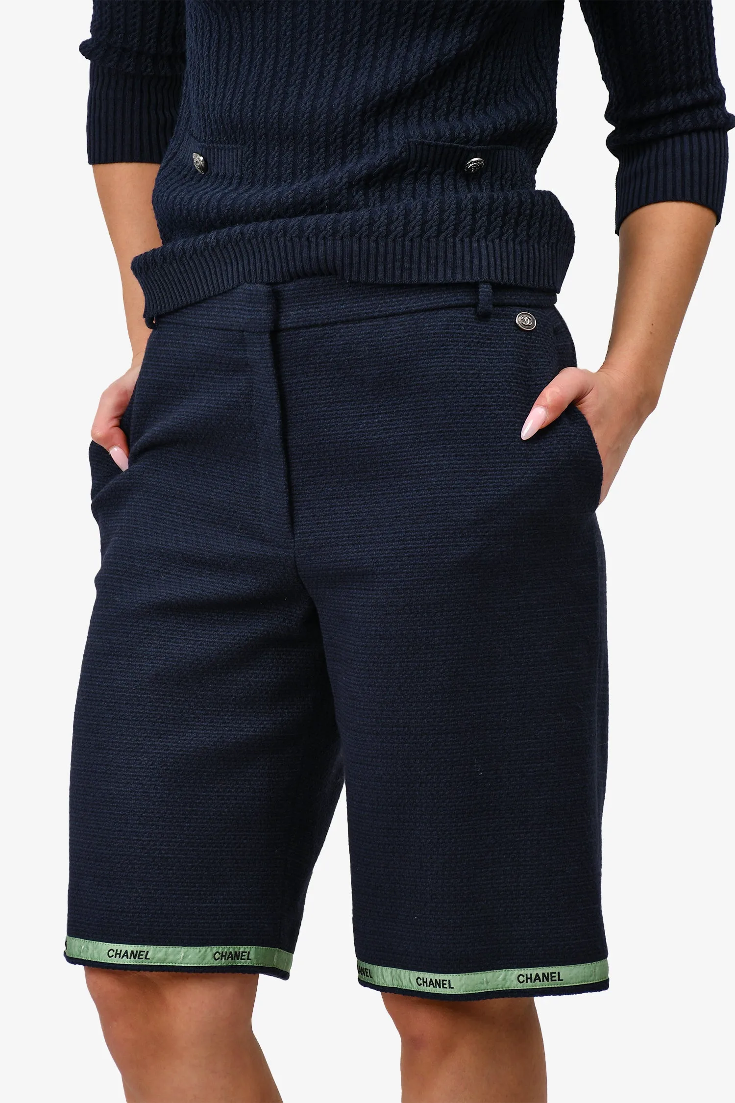 Vorgetragene Chanel™ 2019 Marineblaue Baumwoll-Tweed-Langshorts mit grünem Bandsaum Größe 42