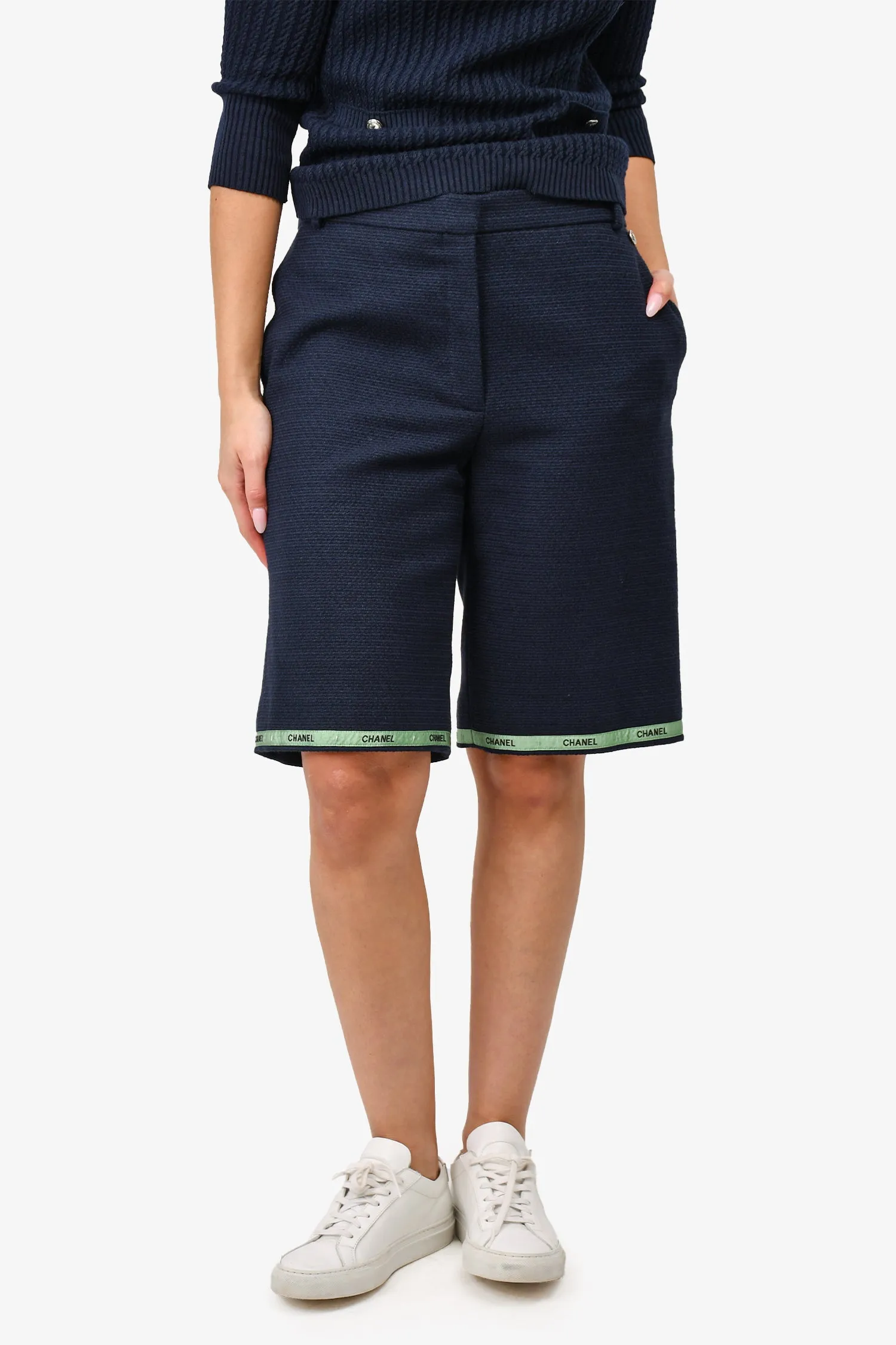 Vorgetragene Chanel™ 2019 Marineblaue Baumwoll-Tweed-Langshorts mit grünem Bandsaum Größe 42