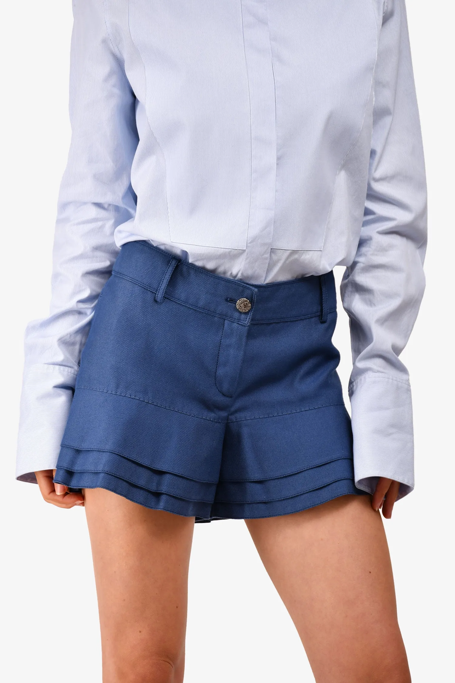Vorgetragene Chanel™ Blue Denim CC Rüschen-Shorts in Größe 38