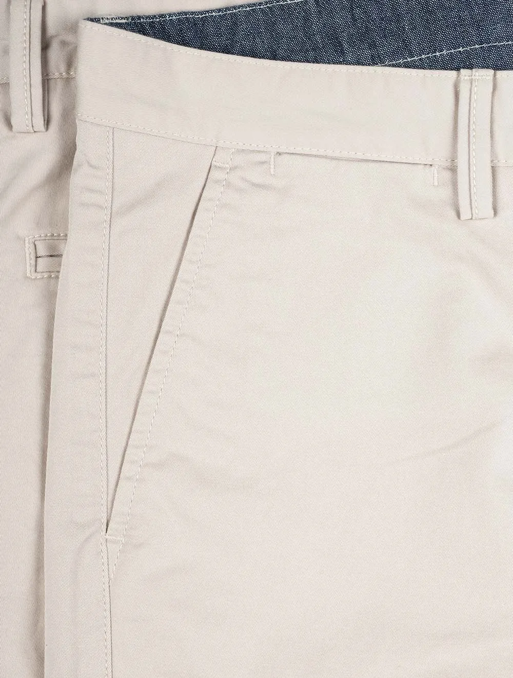 Schlanke Köper-Shorts in Beige