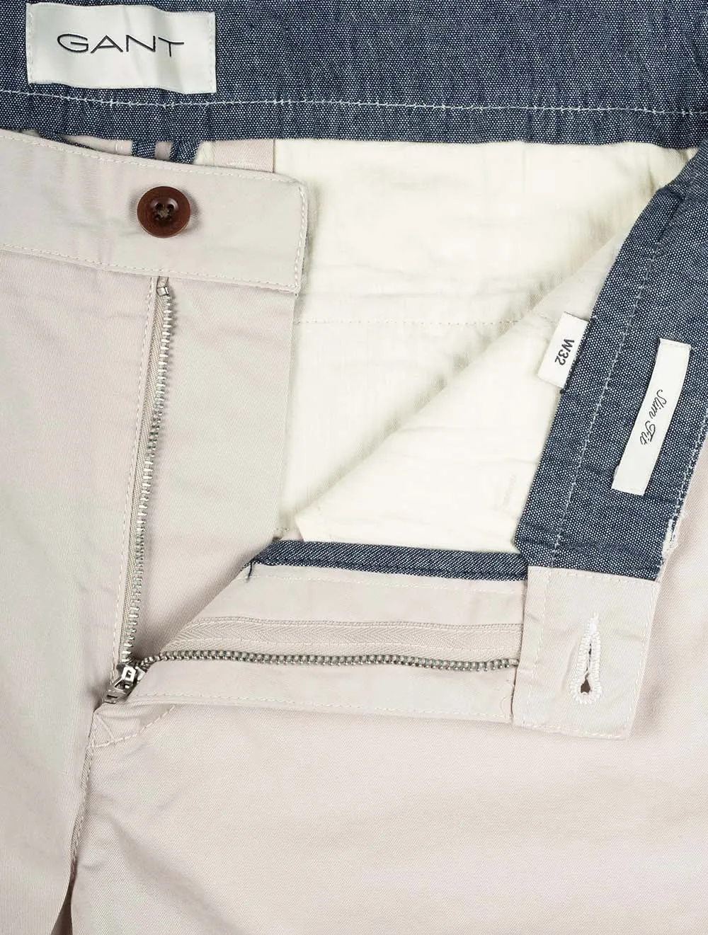 Schlanke Köper-Shorts in Beige