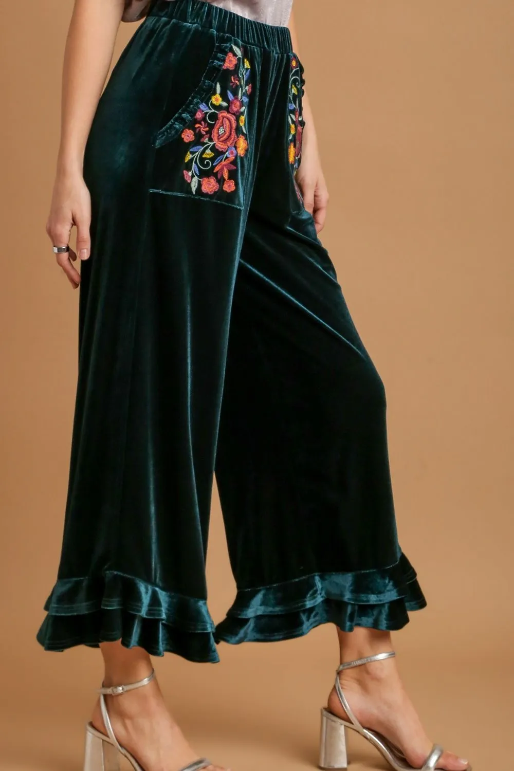 Umgee Weite Passform Voluminöse Rüschenhose aus Samt mit Bestickten Taschen in Übergrößen