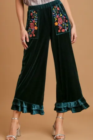 Umgee Weite Passform Voluminöse Rüschenhose aus Samt mit Bestickten Taschen in Übergrößen