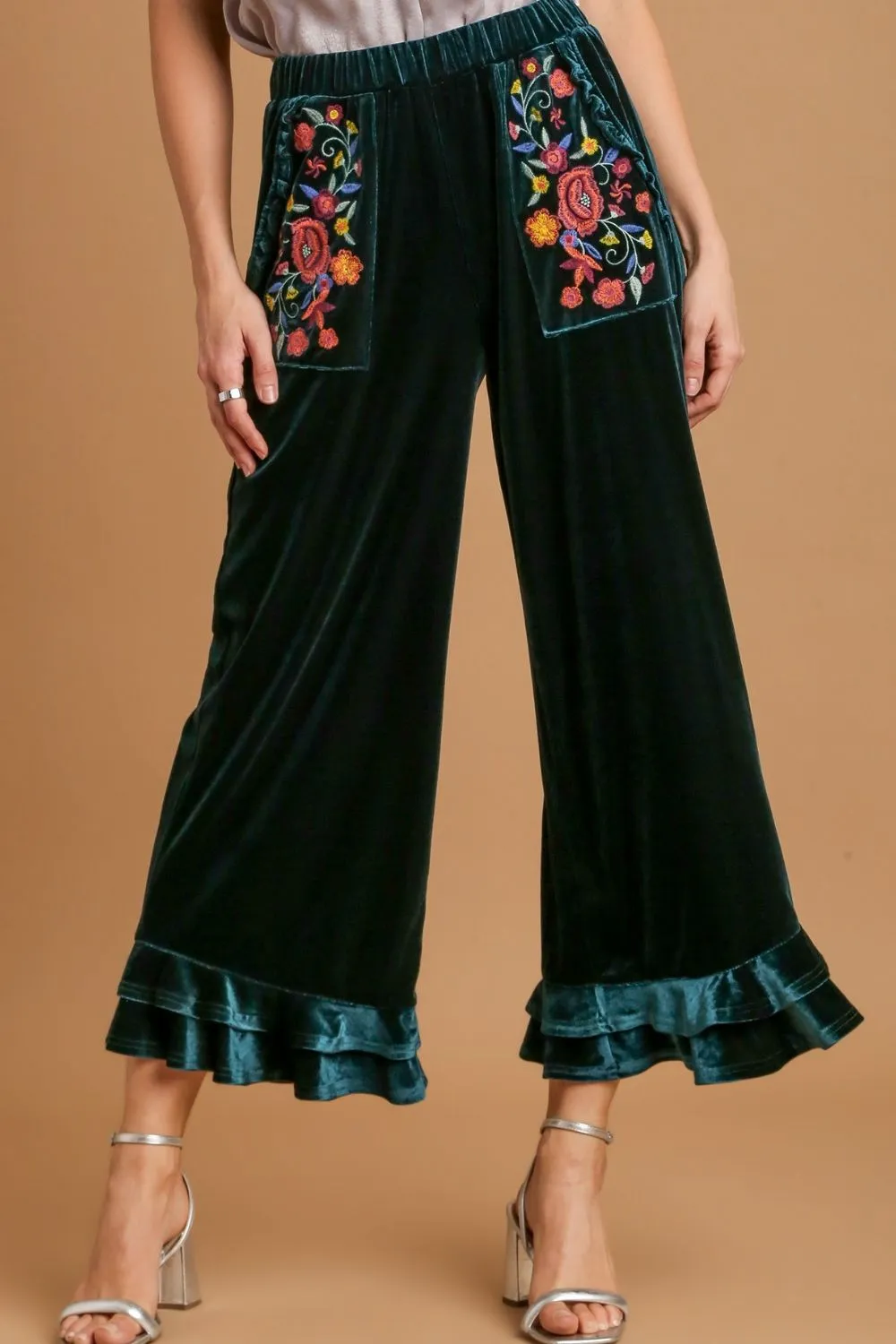 Umgee Weite Passform Voluminöse Rüschenhose aus Samt mit Bestickten Taschen in Übergrößen