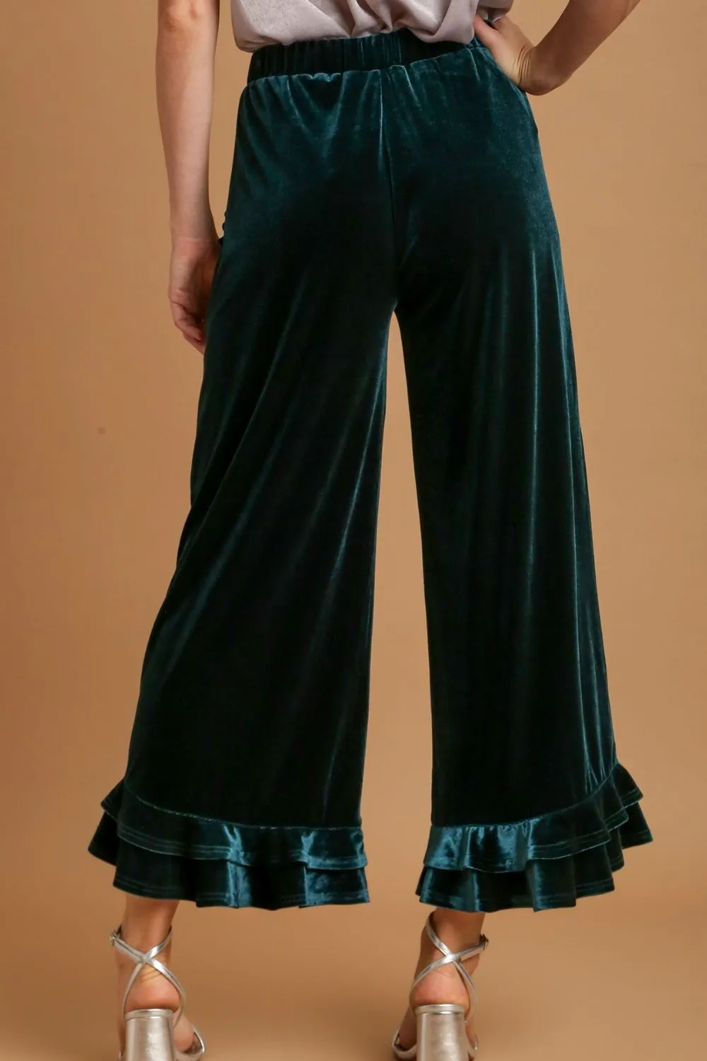 Umgee Weite Passform Voluminöse Rüschenhose aus Samt mit Bestickten Taschen in Übergrößen