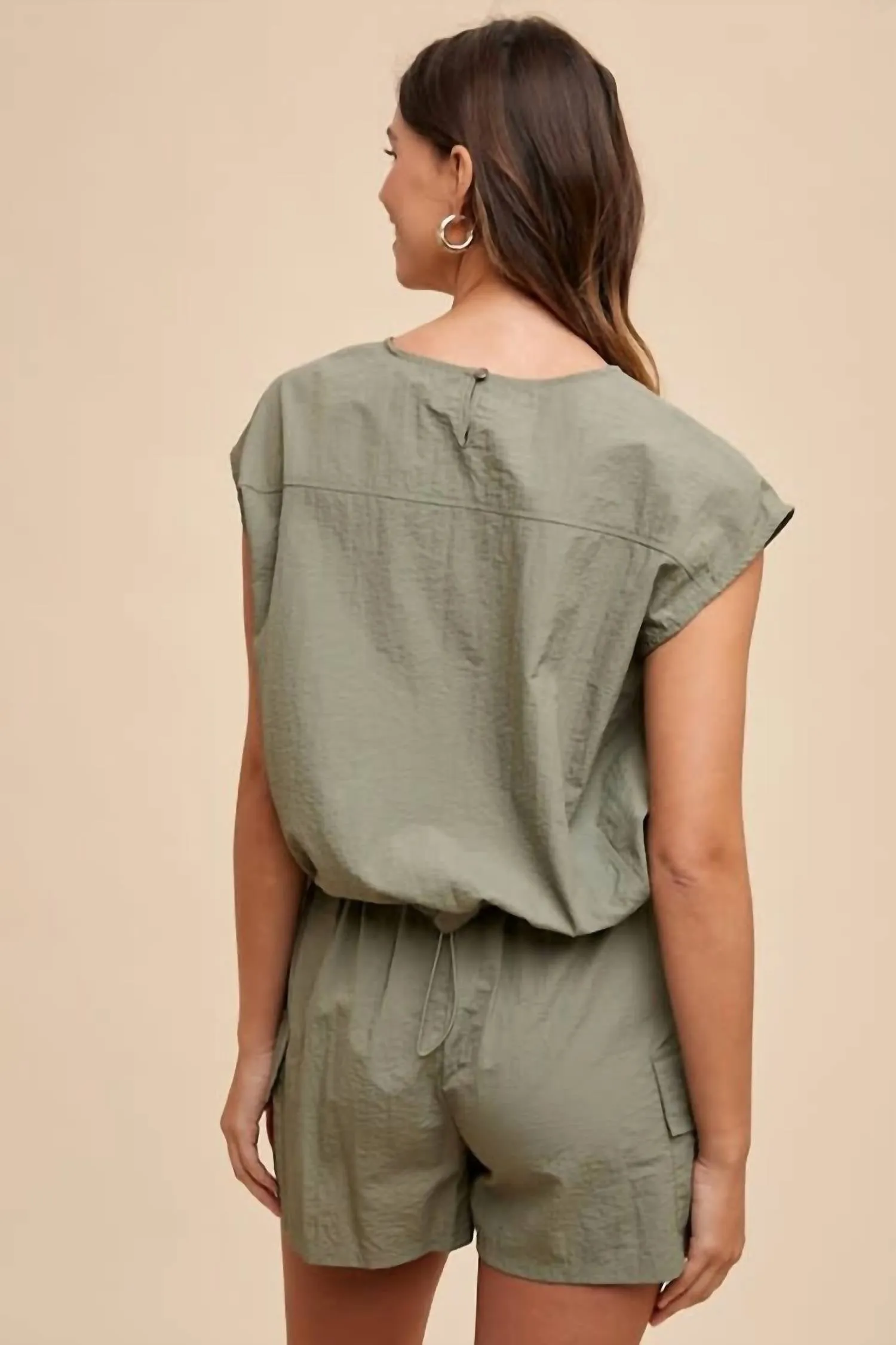 Utility Sportives Top & Cargo-Shorts-Set in Olive