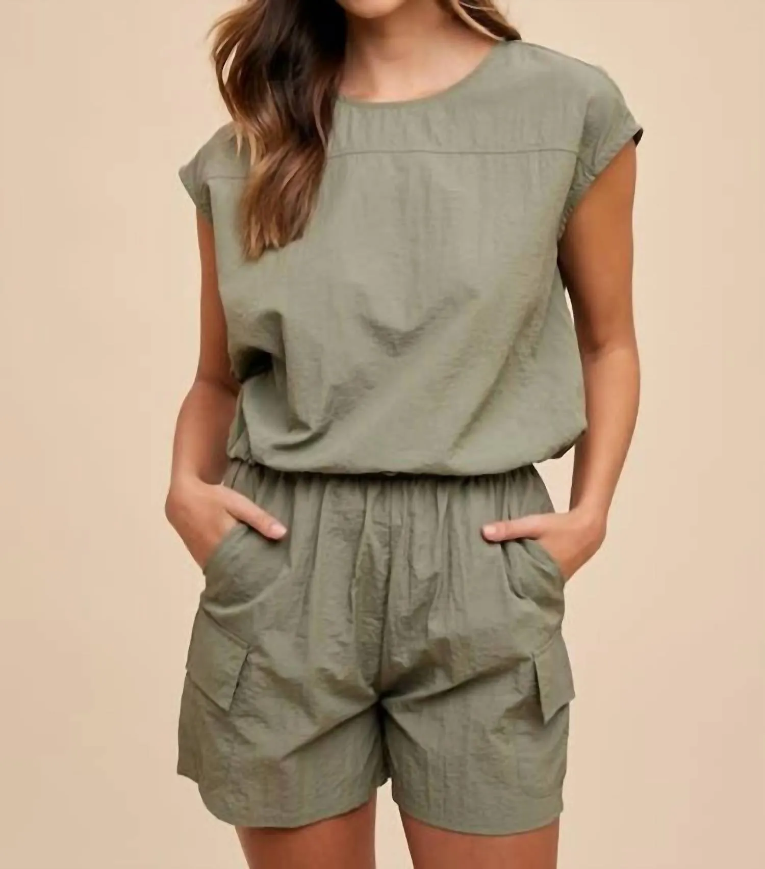 Utility Sportives Top & Cargo-Shorts-Set in Olive